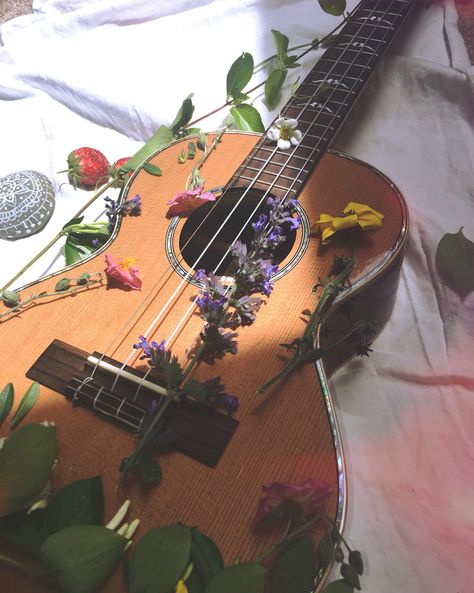 #ukulele #boho #flowers Gitar Vintage, Light Goth, Ukulele Photography, Summer Playlist, Guitar Obsession, Guitar Photos, Inspirational Songs, Nature Music, Ukulele Chords