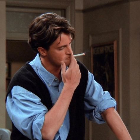 chandler in 1x03 of friends, matthew perry, the one with the thumb Chandler Bing Aesthetic, Chandler Friends, On A Break, Joey Tribbiani, Friends Cast, Friends Series, Central Perk, Chandler Bing, Matthew Perry