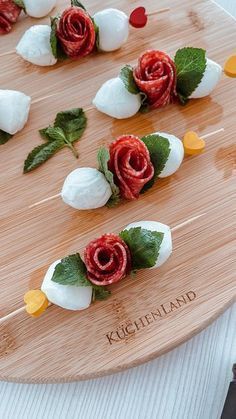 Wreath Candy, Charcuterie Inspiration, Christmas Float, Party Food Platters, Charcuterie And Cheese Board, Charcuterie Recipes, Party Candy, Easy Food Art, Dandelion Recipes