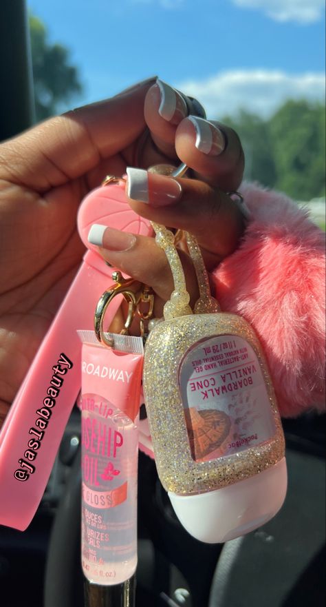 Girly Keychains Ideas, Girly Car Keys, Keychain Aesthetic Ideas Diy, Aesthetic Keychains For Car Keys, Keychain Aesthetic Car Keys, Pink Car Keys, Baddie Keychain, Key Ring Aesthetic, Cute Car Keys