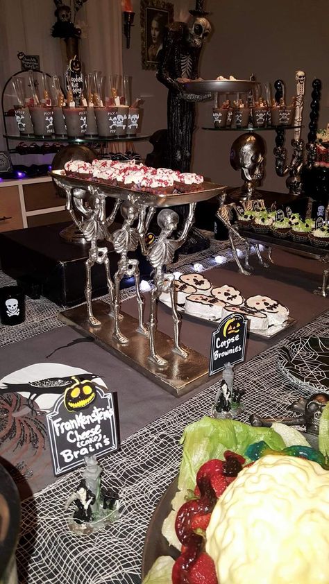 Skeleton Halloween Table Decorations, Halloween Skeleton Table Decor, Halloween Catering Display, Halloween Party Food Table Display, Halloween Treat Table Ideas, Indoor Graveyard Halloween, Halloween Desserts Table, Halloween Food Table Decorations, Halloween Treats Table