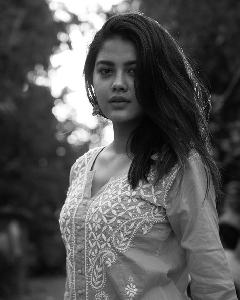 Priyal Mahajan, Pooja Bose, Photo Mobile, Smiling Eyes, Photography Day, B Fashion, Photography Women, White Photo, Aesthetic Hair