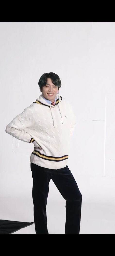 Jungkook Standing Pose Meme, Jungkook Standing Pose, Jungkook Pregnant, Nana Banana, Funny Poses, Jungkook Funny, Standing Poses, Party Party, Jeon Jungkook