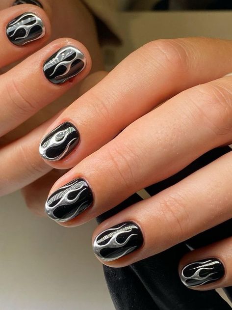 short black nails with silver chrome flames Black Fingernails, Black Nail Art Ideas, Silver Nail Designs, Nail Designs Ideas, French Manicures, Minimal Nails Art, Mens Nails, Retro Nails, Hippie Nails