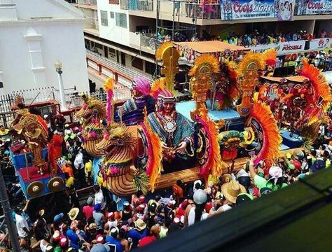 Desfile de carros alegoricos por la cinta costera Panamá este martes de carnaval 2016. Flor Fosaatti. Panama Culture, Panama, Halloween Wreath, Vision Board, Festival, Collage, Halloween, Pins