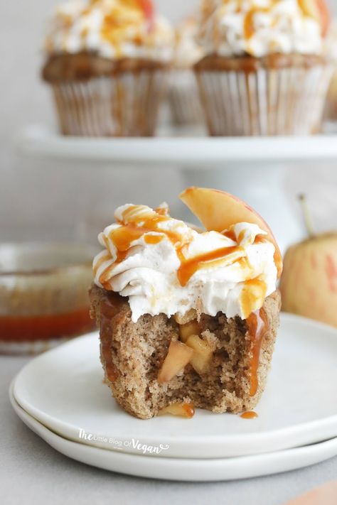 Vegan Caramel Apple Cupcakes recipe | The Little Blog Of Vegan Apple Cupcakes Recipe, Caramel Apple Muffins, Vegan Caramel Apple, Vegan Cupcake Recipes, Caramel Apple Cupcakes, Apple Pie Cupcakes, Vegan Apple Pie, Apple Cupcakes, Caramel Apple Cake