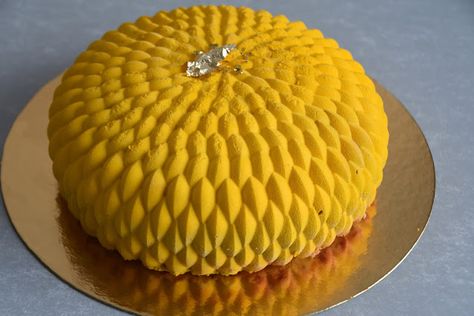 Momo délice : Entremets vanille & insert citron et framboises Dessert Fruits, Dessert Fruit, Eclairs, Lemon Curd, Fruit Desserts, Pavlova, New Recipes, Biscuits, Cheesecake