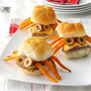 Spider Sliders Recipe- Recipes  We're always trying to do fun things with food to make meal memorable. Better grab one of these sandwiches before it walks away! —Frank Millard, Edgerton, Wisconsin Halloween Potluck Recipes, Easy Potluck Recipes, Halloween Potluck, Easy Potluck, Halloween Appetizers, Adornos Halloween, Slider Recipes, Potluck Recipes, Halloween Snacks