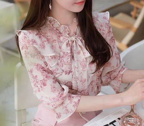 Here are 40+ best Korean business casual outfit trends for the summer heat you can wear to any semi-formal occasion in this warm weather - whether its for work or any business setting. Here are the best Korean business casual outfit styles to get a beautiful and elegant look this summer while staying cool! #koreanfashionsummer #koreanstreetfashion #koreanclassy #koreanworkoutoutfits #koreanbusinessfashion Korean Business Casual Outfits, Classy Date Outfits, Korean Fashion Business, Korean Business Fashion, Korean Business Casual, Chic Elegant Outfits, Top Designs Latest, Cute Girly Outfits, Printed Skirt Outfit