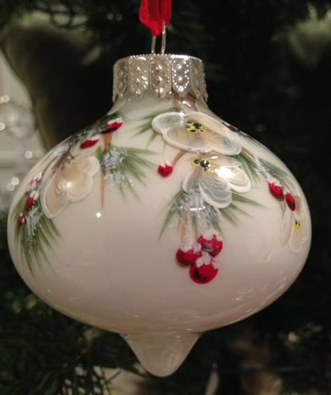 Hand painted Christmas Ornament Painting Glass Christmas Balls, Hand Painted Christmas Balls Easy, Glass Ornament Painting Ideas, Painted Christmas Ornaments Bulbs, Hand Painted Ornaments Glass Ball, Hand Painted Ornaments Christmas, Hand Painted Christmas Balls, Christmas Painted Ornaments, Christmas Ornaments Painted