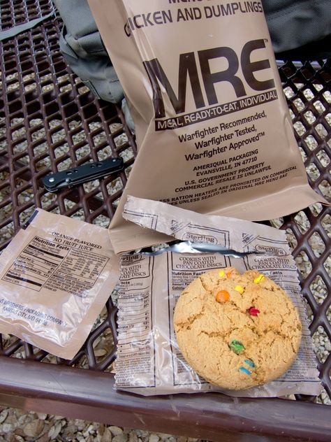 Military Food In The Camp, Mres Food, Army Food, Mre Food, Soldier Man, Meal Kits Diy, Military Food, Army Photography, Meal Ready To Eat