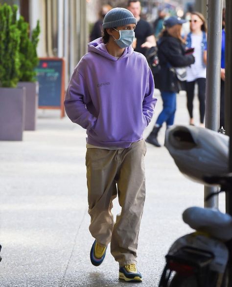 Tom Holland Outfit, Hoodie Men Outfit, Hoodie Outfit Men, Sean Wotherspoon, Tom Holland Imagines, Wearing Purple, Carhartt Logo, Tom Holland Peter Parker, Save Outfits