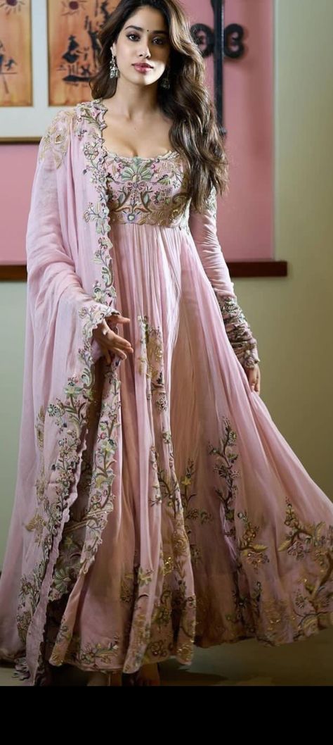 भारतीय दुल्हन संबंधी, Embroidery Thread Work, डिजाइनर कपड़े, Pink Anarkali, Anarkali Dress Pattern, Janhvi Kapoor, Long Dress Design, Indian Dresses Traditional, Traditional Indian Outfits