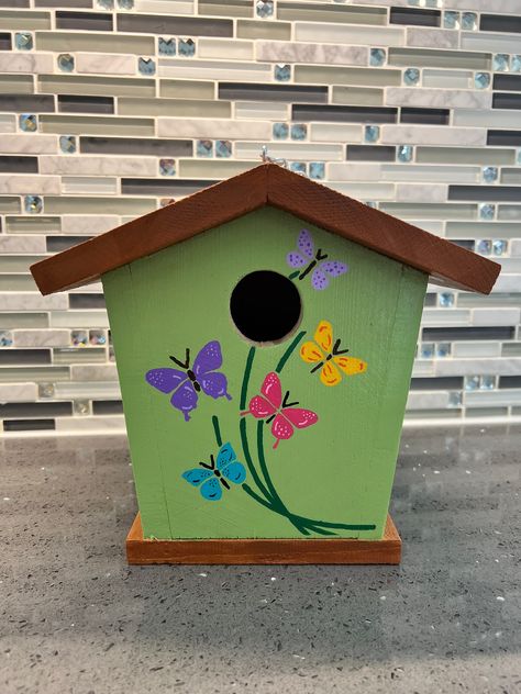 Easy Bird House Painting Ideas, Cute Birdhouse Painting Ideas, Bird Houses Diy Painted, Birdhouse Painting Ideas Easy, Painted Bird Houses Ideas, Bird House Painting, Whimsical Birdhouses, Birdhouse Painting, Cool Bird Houses