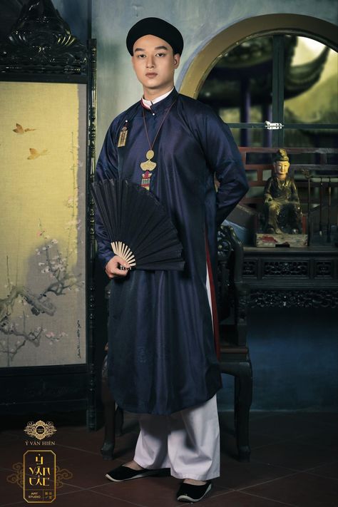 Vietnam Traditional Clothes, Ao Dai Men, Grandparents Photography, Ancient Vietnam, Vietnamese Clothing, Clothes Men, Traditional Clothes, Traditional Fashion, Traditional Clothing