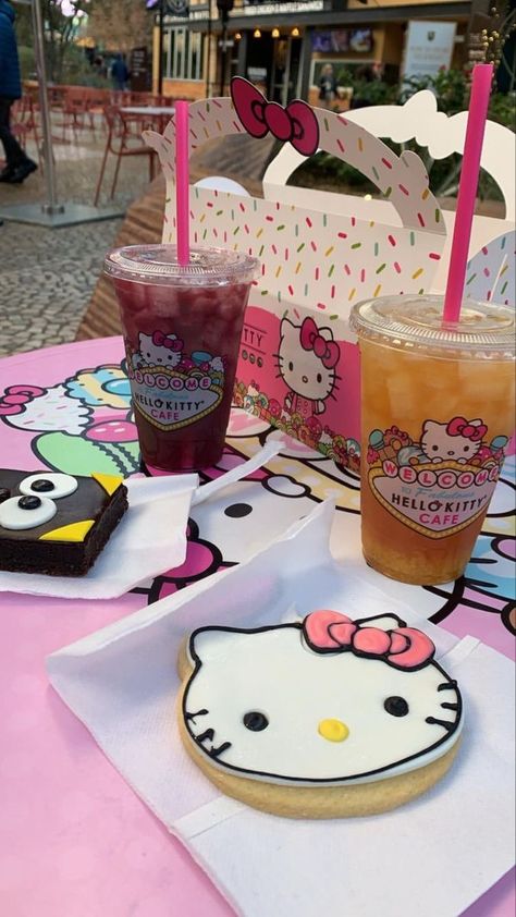 Pink Hello Kitty Aesthetic, Hello Kitty Food Truck, Hello Kitty Restaurant, Hello Kitty Food, Hello Kitty Mcdonalds, Kitty Aesthetic, Hello Kitty Birthday Party, Kitty Cafe, Kawaii Cooking