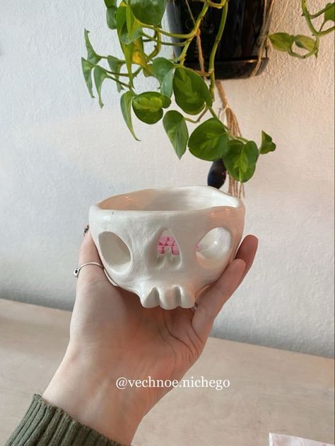 Skull Pinch Pot, Skull Clay Art, Air Dry Clay Skull, Pinch Pot Ideas Ceramics Easy, Easy Pinch Pot Ideas, Small Ceramic Sculptures, Emo Clay Ideas, Goth Clay Projects, Cute Clay Pots