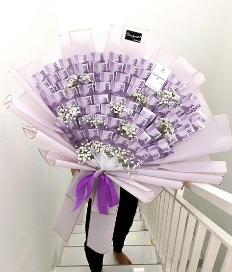 Bucket Uang Wisuda, Bucket Uang, Bucket Ideas, Flower Shop Design, Flower Tattoo Meanings, Edible Bouquets, Money Flowers, Money Bouquet, Creative Money Gifts