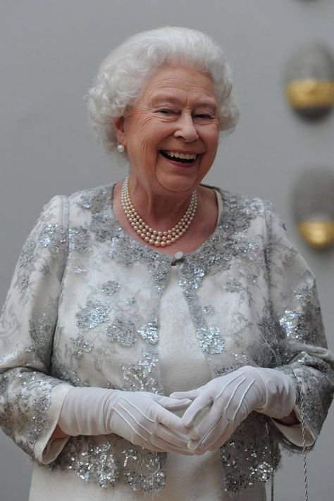 The Queen Of England, Prinz Charles, Rainha Elizabeth Ii, Hm The Queen, English Royalty, Reine Elizabeth, British Royal Families, Elisabeth Ii, Estilo Real