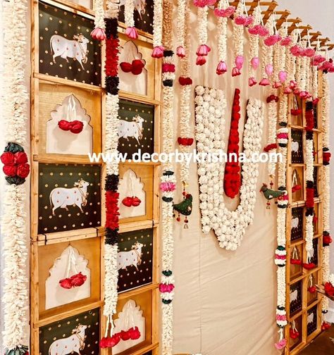 Celebrating our new home with the delicate charm of sholawood flowers. House Warming Pooja Decor by Ramya @asthadecors of #austin branch #usa #housewarming #gruhapravesam #newhome #newbeginnings #poojaDecor #decorbykrishnaaustin @decorbykrishna is a unit of @pellipoolajada Traditional Decorations using only Natural materials #noplastic #nofloralfoam  #nothermocoal #nostyrofoam #ecofriendlywedding  #pellikooturu #pellikoduku  #mangalasnanam  #gruhapravesham #vonifunction #cradleceremony ... House Warming Decoration Ideas In Usa, Housewarming Backdrop Ideas, Gruhapravesham Decoration Ideas, Traditional Housewarming Decorations, Gruhapravesam Decoration Ideas Usa, Gruhapravesam Decoration Ideas, House Warming Indian, House Warming Decorations Indian, Housewarming Backdrop