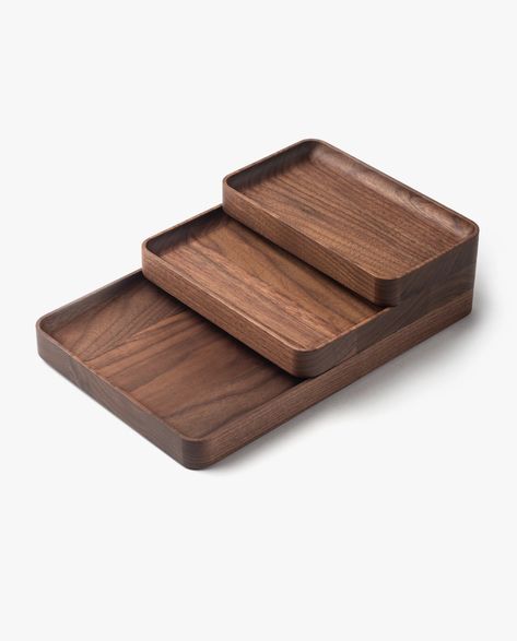 Add a touch of natural splendor to your space with a retro-style wooden tray, perfect for presenting and displaying in style. Things Organized Neatly, Wooden Trays, Wooden Dishes, Woodworking Projects For Kids, Wood Scraps, Valet Tray, Tray Design, Wooden Display, Wood Accessories