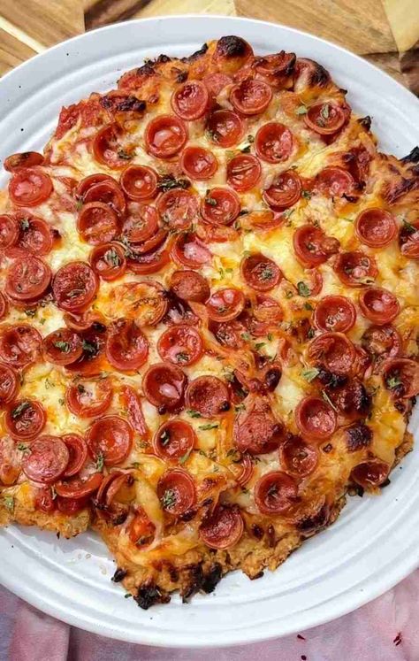 Chicken Crust Pizza: Easy High-Protein, Low-Carb Dinner Chicken Crust Pizza Keto, Anabolic Recipes, Chicken Crust, Pizza Easy, Healthy Keto Recipes, Protein Pizza, Healthy Low Fat Recipes, Pizza Bowl, Chicken Crust Pizza