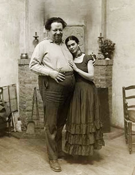 De Frida Kahlo a Diego Rivera, cuando ya estaban divorciados, 11 de junio de 1940 "Ahora que hubiera dado la vida por ayudarte, resulta que son otras las 'salvadoras'... Pagaré lo que debo con pintura, y después aunque trague yo caca, haré exactamente lo que me dé la gana y a la hora que quiera... Lo único que te pido es que no me engañes en nada, ya no hay razón, escríbeme cada vez que puedas, procura no trabajar demasiado ahora que comiences el fresco, cuídate muchísimo tus ojitos, no vivas Natalie Clifford Barney, Diego Rivera Frida Kahlo, Frida And Diego, Dora Maar, Frida Art, Robert Frank, Frida Kahlo Art, Albrecht Dürer, Diego Rivera