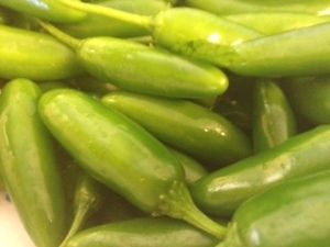 Pickled Serrano Peppers Recipe, Pickled Serrano Peppers, Serrano Pepper Recipes, Growing Hot Pepper, Serrano Peppers, Pickled Peppers, Canning Ideas, Pickled Jalapeño, Serrano Pepper