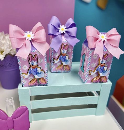 Daisy Duck Party Decorations, Daisy Duck Birthday Party Ideas, Daisy Duck Party, Pata Daisy, 1st Birthday Party For Girls, Daisy Party, Minnie Birthday Party, Duck Birthday, 5th Birthday Party Ideas