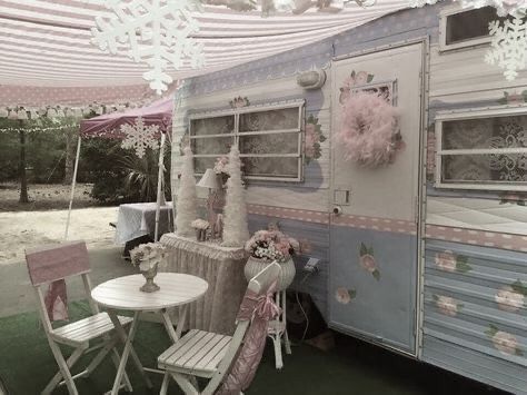 Trailer Trash Aesthetic, Trailer Park Princess, 2011 Aesthetic, Vintage Room Aesthetic, May Jailer, Trailer Park Trash, Pink Trailer, Southern Aesthetic, Trashy 2000s