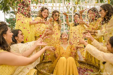 Haldi Ceremony With Friends, Haldi Photoshoot Bride And Groom, Haldi Photo Poses With Friends, Haldi Ideas For Bridesmaid, Haldi Ceremony Bride And Groom, Haldi With Friends, Haldi Ceremony Poses With Friends, Haldi Ceremony Fun Ideas, Fun Haldi Ideas