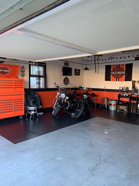 Finally finished our garage Harley Davidson Garage Ideas, Harley Garage, Officine In Garage, American Garage, Harley Davidson Shop, Garage Paint, Office Creative, Biker Quotes, Custom Garages