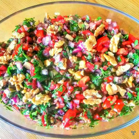 Gavurdağı Salad is a Turkish tomato & walnut salad which goes well with grilled meat. If you love strong flavours, this one's for you. Turkish Salad Recipes, Green Lentil Salad, Turkish Salad, Main Salad, Orzo Salad Recipes, Broccoli Salad Recipe, Bean Salad Recipes, Onion Salad, Turkish Food