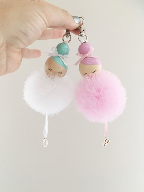 Wood Beads Diy, Pom Crafts, Penanda Buku, Baby Mobil, Pom Pom Crafts, Clothespin Dolls, Pin Doll, Peg Doll, Fairy Dolls