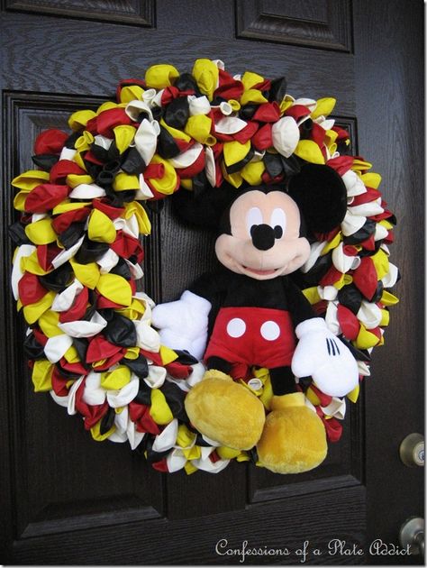 LOVE THIS!!!  You need a wreath form, greenery pins and 400 balloons in a mix of black, yellow, red and white.  Then you need some time... Γενέθλια Mickey Mouse, Mickey Mouse Wreath, Mickey Wreath, Disney Parties, Disney Wreath, Deco Disney, Balloon Wreath, Mickey Mouse Balloons, Birthday Wreath