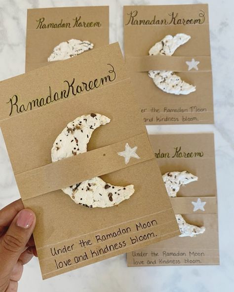 How To Make A Plantable Ramadan Moon Seed Gift – IslamiMommy Card Crafts Diy, Paper Flowers Bouquet, Easy Hostess Gifts, Diy Eid Gifts, How To Make Greetings, Ramadan Moon, Eid Hampers, Cardboard Crafts Kids, Islamic Celebrations