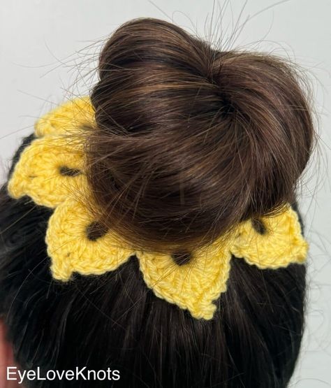 Sunflower Scrunchie - Crochet Pattern Review - EyeLoveKnots Scrunchie Crochet Pattern, Sunflower Scrunchie, Crochet Hair Bow, Scrunchies Crochet, Scrunchie Crochet, Crochet Hair Bows, Sunflower Hair, Sunflower Headband, Sunflower Crochet