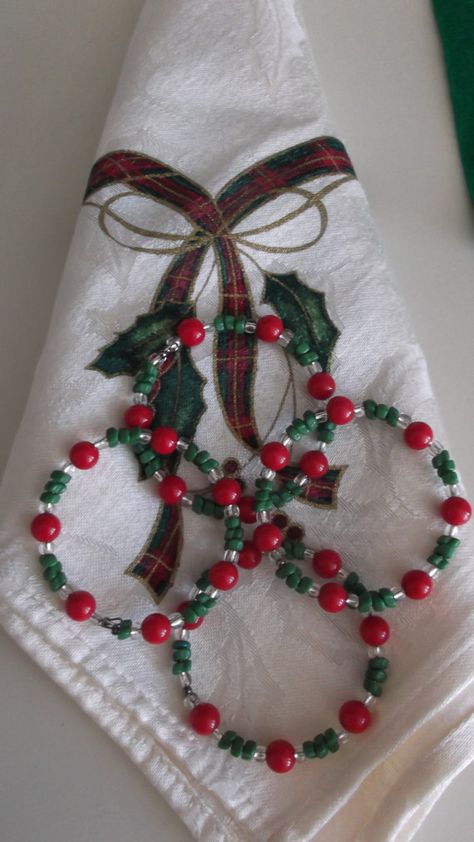 Items similar to Christmas red green clear glass bead memory wire napkin rings set on Etsy Napkin Rings Diy, Beaded Napkin Rings, Christmas Napkin Rings, Diy Napkins, Beaded Memory Wire, Napkin Holders, Christmas Napkins, Christmas Bead, Etsy Christmas