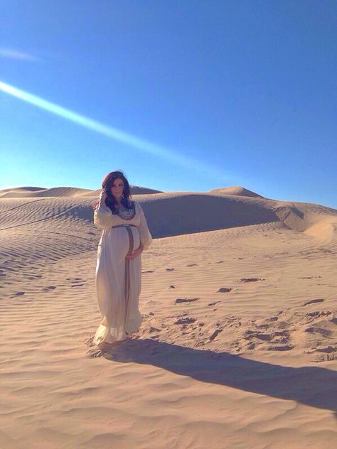 Baby maternity shoot in the desert. With Jalabiya from Saudi Arabia Dubai Maternity Shoot, Desert Maternity Shoot, Desert Maternity Photos, Maternity Shots, Desert Theme, White Flowy Dress, Maternity Shoot Ideas, Baby Pic, Maternity Pics