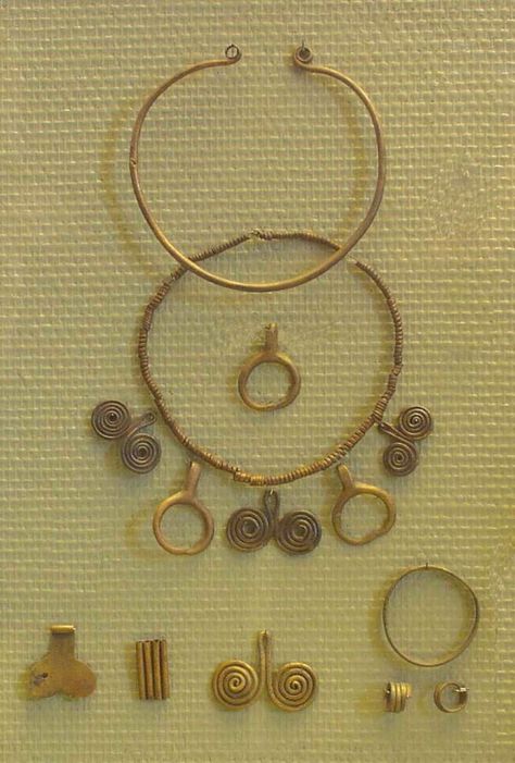 old wire bits Iron Age Jewelry, Ancient Wire Jewelry, Bronze Age Jewellery, Antique Style Jewelry, Viking Jewellery, Ancient Jewels, Ancient Jewellery, Ancient Designs, Medieval Jewelry