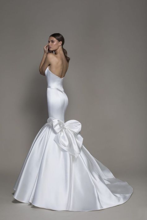 Pnina Tornai Ball Gown, Bow Gown, Pnina Tornai Wedding Dress, Gaun Koktail, Different Wedding Dresses, Satin Mermaid Wedding Dress, Bow Wedding Dress, Couture Bridal Gowns, Pnina Tornai