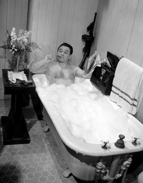 Edward G. Robinson enjoying a bubble bath. Bubble Bath Photography, Edward G Robinson, Classic Film Noir, Bath Photography, Bubble Baths, Taking A Bath, Actrices Hollywood, Relaxing Bath, Bathroom Humor