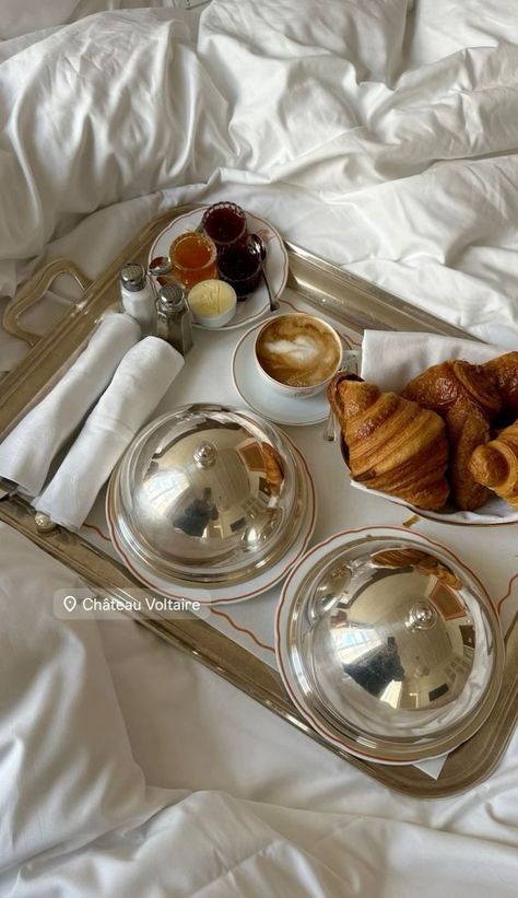 Hotel Instagram Story, Breakfast In Bed Table, Apartment Decorating Hacks, Breakfast Hotel, Hotel Breakfast, Etiquette And Manners, Mothers Day Decor, Hotel Food, Breakfast Tray