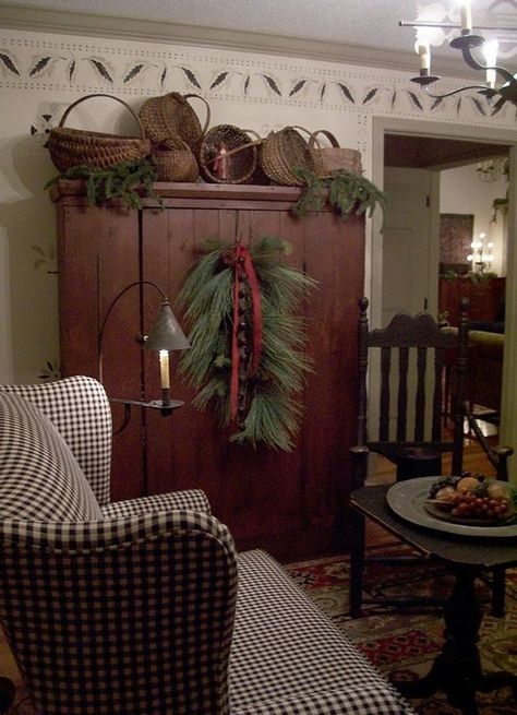 Early American Decor, Primitive Christmas Decorating, Primitive Christmas Decor, Primitive Living Room, Primitive Colonial, Primitive Homes, Colonial Christmas, Prim Christmas, Prim Decor