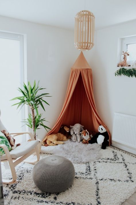 Jungle Boho Nursery, Gender Neutral Nursery Boho, Gender Neutral Safari Nursery, Neutral Jungle Nursery, Baby Room Design Gender Neutral, Jungle Nursery Girl, Cool Nursery Ideas, Gender Neutral Toddler Room, Jungle Nursery Ideas