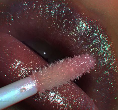 Euphoria Lip Makeup, Faye Euphoria Aesthetic, Euphoria Lips, Glossy Aesthetic, Inspired Makeup, Lip Makeup, Makeup Inspiration, Makeup Looks, Lips