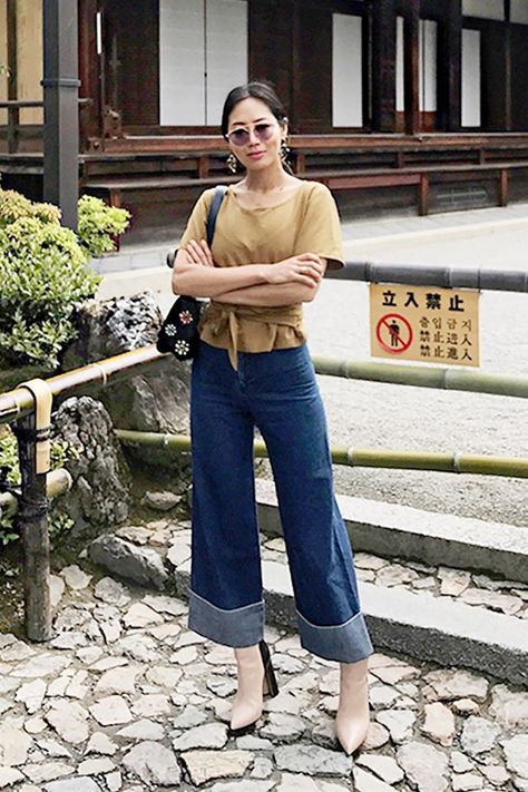 Cuff your pair to show off cool ankle boots. Cuffed Jeans Outfit, Wide Cuff Jeans, Culottes Outfit, Boho Fashion Over 40, Style Wide Leg Jeans, Stonewashed Jeans, Wide Leg Jeans Outfit, Denim Culottes, Jeans Ideas