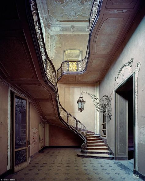 Haunting photos show Italian villas of the 18th and 19th centuries still standing as lustrous ruins | Daily Mail Online Mansion Floor Plan, Italian Villa, Abandoned Mansions, Modern Mansion, Mansion Interior, Mansions Luxury, Grand Palais, Photorealism, Abandoned Buildings