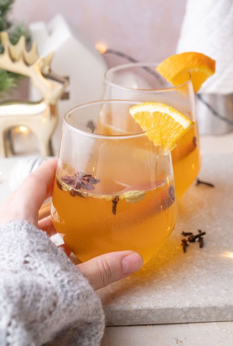 Mulled white wine may be less popular than mulled red wine but it´s equally delicious or maybe even better. White wine is spiced with aromatic spices, vanilla bean, oranges, and lemon. It´s so good you´ll want to sip on it all winter long! Wine Chrome Nails, Mulled Red Wine, Confit Byaldi, Mulled White Wine, Dinner Soup Recipes, Puff Pastry Recipes Savory, White Wine Recipes, Mushroom Tart, Mulled Wine Recipe