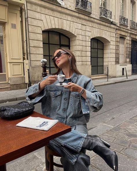 Fleur on Instagram: "Morning coffee in Paris hits different ☕️" Street Foto, Rome Outfits, Coffee In Paris, Coffee Outfit, Denim Pants Fashion, Models Off Duty Style, Hits Different, Ootd Inspo, Office Outfit